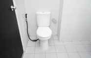 Toilet Kamar 4 Cozy and Comfort 1BR at Casa De Parco Apartment By Travelio