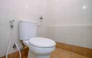 In-room Bathroom 6 Comfort 2BR Bassura City Apartment with City View By Travelio