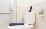 Toilet Kamar 7 Super Cozy 3BR at Meikarta Apartment By Travelio