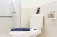Toilet Kamar Super Cozy 3BR at Meikarta Apartment By Travelio