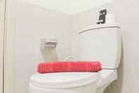 Toilet Kamar Great Choice 2BR at Meikarta Apartment By Travelio