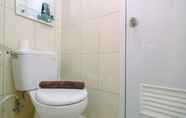 Toilet Kamar 4 Strategic Studio Apartment at Springlake Summarecon Bekasi By Travelio