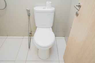 Toilet Kamar 4 Cozy and Homey Studio Room at Tree Park City BSD Apartment By Travelio