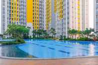 Swimming Pool Comfort Studio Apartment at Springlake Summarecon By Travelio