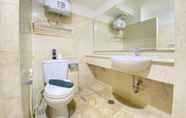 Toilet Kamar 6 Spacious 2BR Apartment at Braga City Walk By Travelio