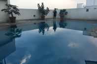 สระว่ายน้ำ Spacious 2BR Apartment at Braga City Walk By Travelio