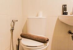 In-room Bathroom 4 Comfort and Nice Studio at Tamansari Semanggi Apartment By Travelio
