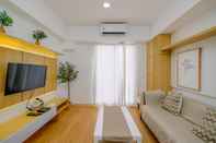 Ruang Umum Homey and Comfy 2BR at Meikarta Apartment By Travelio