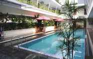 Swimming Pool 5 Urbanview Hotel Syariah Casa Azmya Yogyakarta