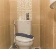 Toilet Kamar 4 Comfort and Homey Studio at The Enviro Apartment By Travelio