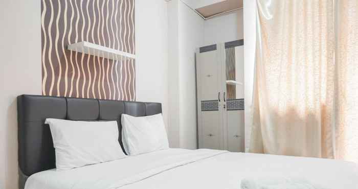 Kamar Tidur Comfy Studio near Mall at Green Pramuka City Apartment By Travelio