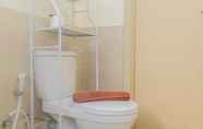 Toilet Kamar 6 Comfort 2BR Apartment at Meikarta By Travelio