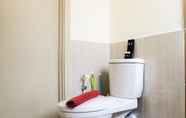 Toilet Kamar 6 Luxury 2BR Apartment at Meikarta By Travelio