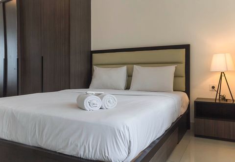 침실 Cozy and Chic 2BR Grand Kamala Lagoon Apartment By Travelio