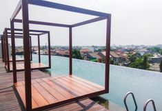 수영장 5 Cozy and Chic 2BR Grand Kamala Lagoon Apartment By Travelio