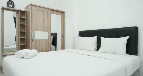 Bilik Tidur 2 Cozy and Minimalist 2BR Apartment at The Nest near Puri By Travelio