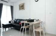 Ruang untuk Umum 3 Cozy and Minimalist 2BR Apartment at The Nest near Puri By Travelio