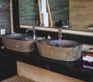 Toilet Kamar 3 Giri Bhagawan Villas & Spa