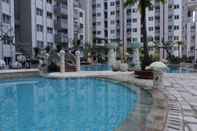 Kolam Renang Cozy 1BR Sky Terrace Lagoon Condo Apartment near Daan Mogot Mall By Travelio