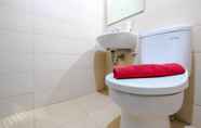 Toilet Kamar 5 Cozy 1BR Sky Terrace Lagoon Condo Apartment near Daan Mogot Mall By Travelio