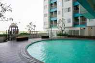 Kolam Renang Best Choice and Cozy Studio at The Nest Apartment near Puri By Travelio