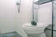 Toilet Kamar Minimalist Design and Comfort 1BR at Podomoro Golf View Apartment By Travelio