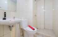 In-room Bathroom 6 Affordable Price 2BR Apartment at Springlake Summarecon Bekasi By Travelio