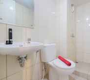 Toilet Kamar 6 Affordable Price 2BR Apartment at Springlake Summarecon Bekasi By Travelio