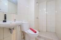 Toilet Kamar Affordable Price 2BR Apartment at Springlake Summarecon Bekasi By Travelio