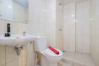 Toilet Kamar Affordable Price 2BR Apartment at Springlake Summarecon Bekasi By Travelio