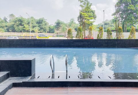 Swimming Pool Minimalist Studio at Urbantown Serpong Apartment By Travelio