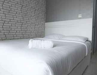 Kamar Tidur 2 Comfortable and Modern Studio Apartment Springlake Summarecon By Travelio