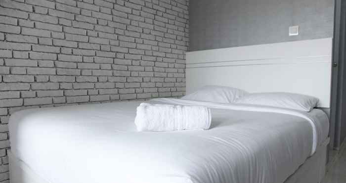 Kamar Tidur Comfortable and Modern Studio Apartment Springlake Summarecon By Travelio