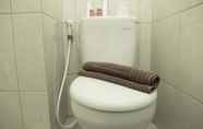 In-room Bathroom 5 Comfortable and Modern Studio Apartment Springlake Summarecon By Travelio