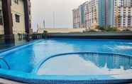 สระว่ายน้ำ 2 Comfy Studio Apartment near Summarecon Mall Serpong at Atria Residences By Travelio