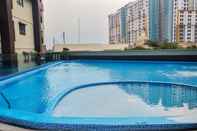 สระว่ายน้ำ Comfy Studio Apartment near Summarecon Mall Serpong at Atria Residences By Travelio