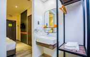 In-room Bathroom 7 Go Hotels Plus Naga