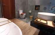 Toilet Kamar 4 Larose Villas and Boutique Camp Canggu