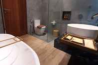 Toilet Kamar Larose Villas and Boutique Camp Canggu