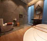 In-room Bathroom 7 Larose Villas and Boutique Camp Canggu