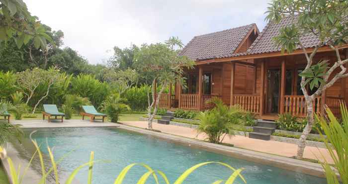 Kolam Renang Uluwatu Wooden Villa