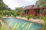 สระว่ายน้ำ Uluwatu Wooden Villa