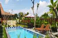 Kolam Renang Adine Guest House