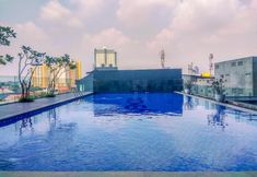 Swimming Pool 6 Cozy Studio Apartment with Single Bed at Evenciio Margonda By Travelio