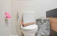 Toilet Kamar 3 Stylish and Modern Studio at West Vista Apartment By Travelio