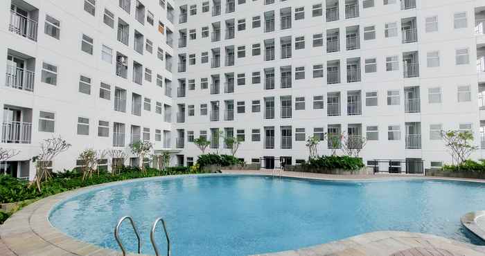 Kolam Renang Cozy and Chic Studio at Serpong Garden Apartment By Travelio