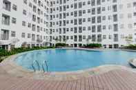 Kolam Renang Cozy and Chic Studio at Serpong Garden Apartment By Travelio