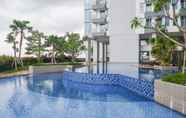 สระว่ายน้ำ 5 Delightful Luxurious Studio Apartment at Supermall Mansion Connected to Pakuwon Mall By Travelio