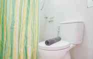 Toilet Kamar 5 Cozy Living 2BR Apartment at Seasons City near Mall By Travelio