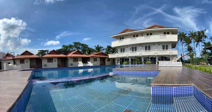 Kolam Renang Shoreland Beach Resort by Cocotel